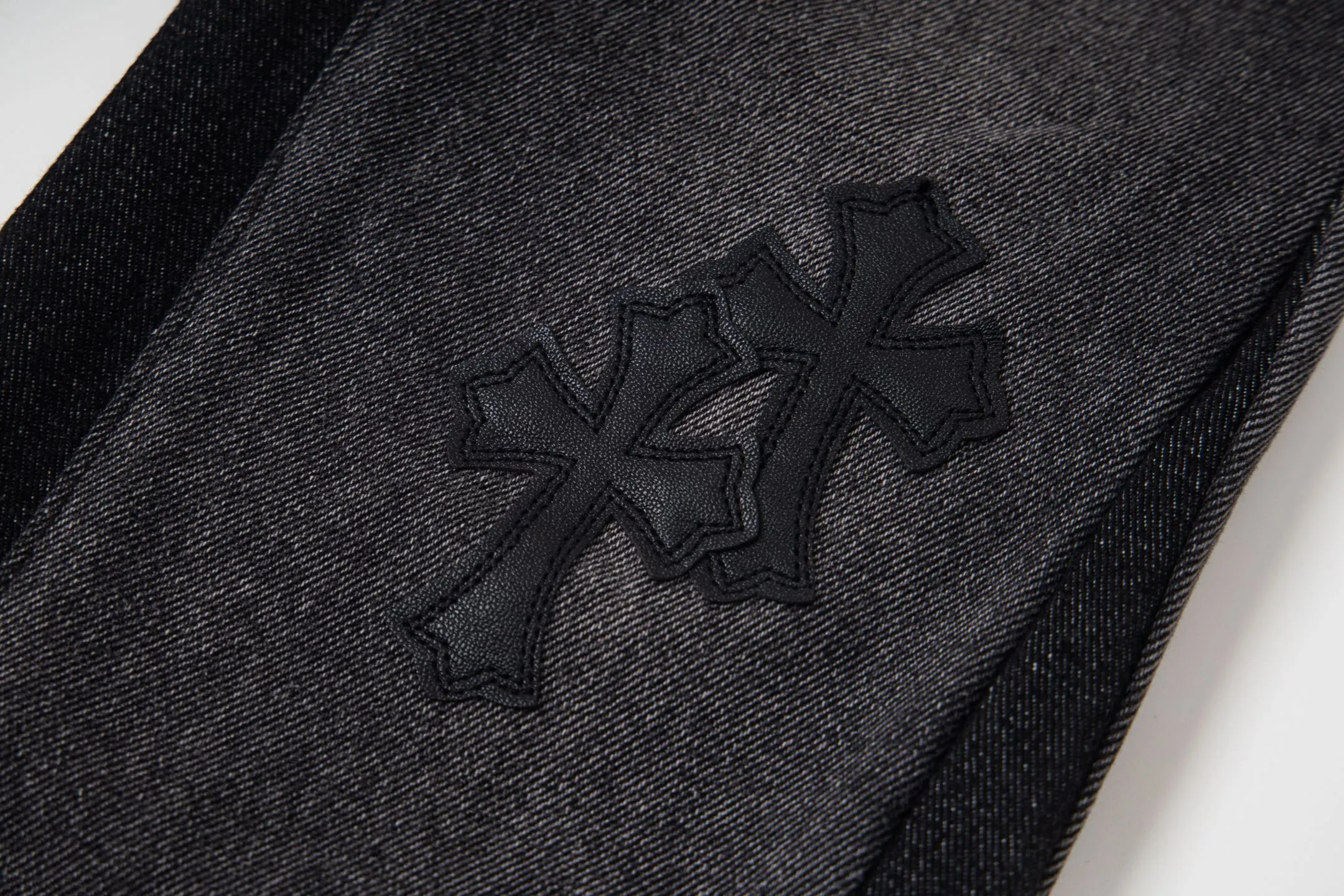 P240 Chrome Hearts Gallery co-branded limited-edition cross-flared flared jeans are a hot item this season and are sought after by countless celebrities and fashionistas. The neat details of the cutting process add color to the playful fashion! The neat and meticulous design, and the well-fitting structure is unique. The upper body not only has outstanding recognition, but also looks younger and younger. A style with the ultimate wearing meaning and performance, gorgeous color matching, and the craftsmanship of this style is also extremely extraordinary. After the finished product is washed, it is disassembled and hand-made with sheepskin cross leather and then spliced ​​together to complete. The whole piece has too many craftsmanship to describe. It is decorated with patchwork cross flowers and high-waisted washed jeans! ! Absolutely high-end luxury product, a god-level single product, a super popular product, made with top heavy industry, a must-see magic weapon that can't be missed. Style number: 1836 Size: 28 30 32 34 36 Color: black